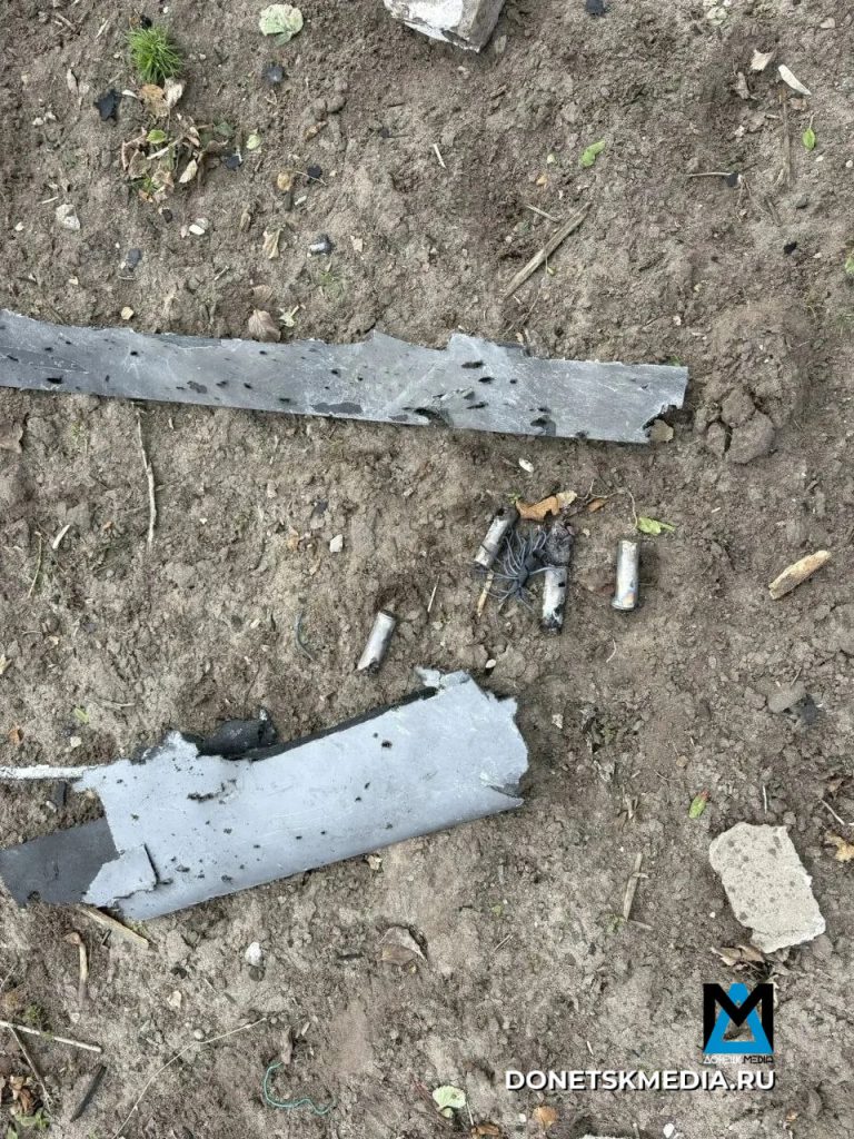 Боевики ВСУ атаковали Станично-Луганский округ беспилотниками. Повреждены пять домов