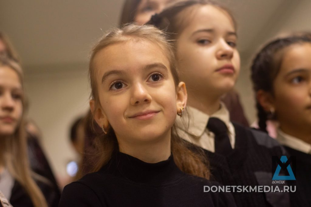 В Донецке открылась выставка «Ода женщине», где костюмы шили под обстрелами в ожидании воссоединения с Россией