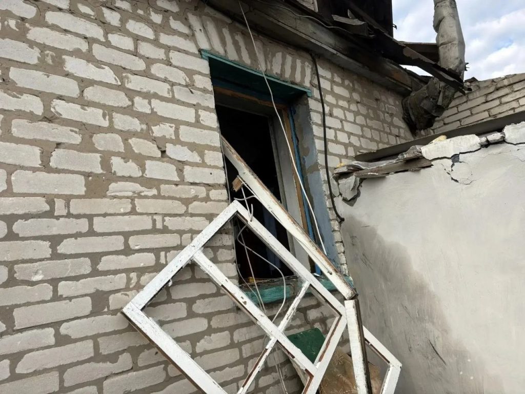 Боевики ВСУ атаковали Станично-Луганский округ беспилотниками. Повреждены пять домов