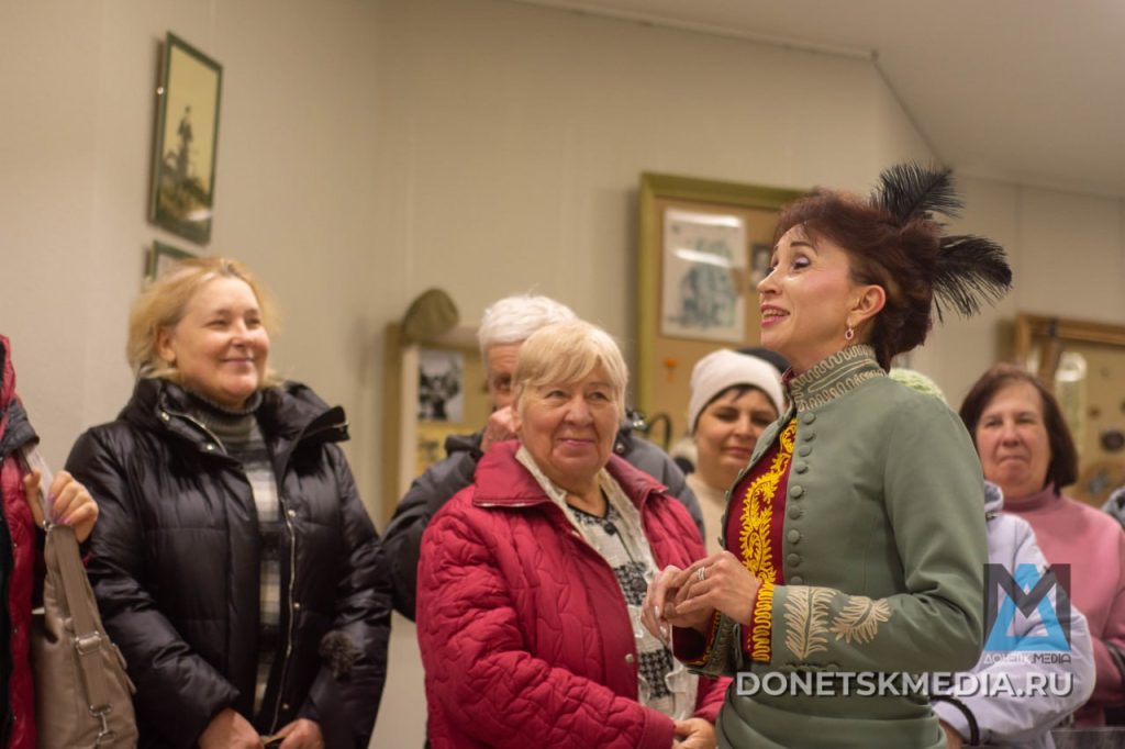 В Донецке открылась выставка «Ода женщине», где костюмы шили под обстрелами в ожидании воссоединения с Россией