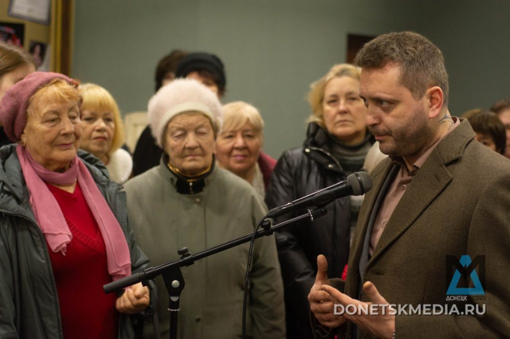 В Донецке открылась выставка «Ода женщине», где костюмы шили под обстрелами в ожидании воссоединения с Россией