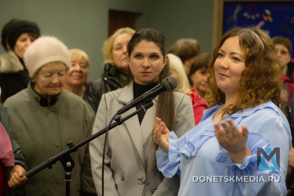 В Донецке открылась выставка «Ода женщине», где костюмы шили под обстрелами в ожидании воссоединения с Россией