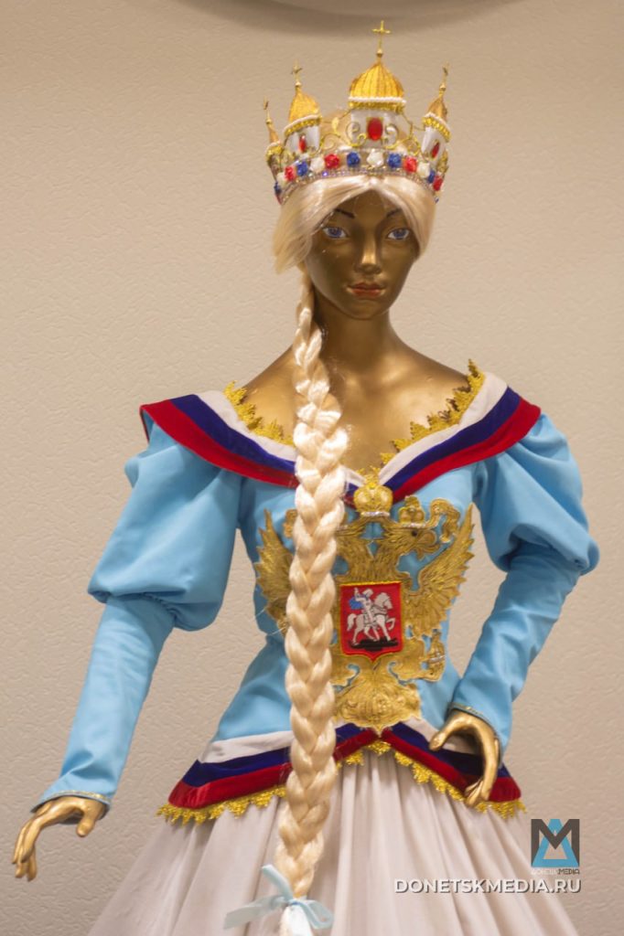 В Донецке открылась выставка «Ода женщине», где костюмы шили под обстрелами в ожидании воссоединения с Россией