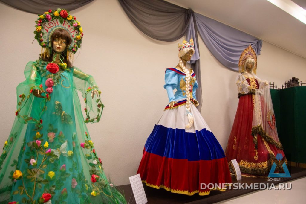 В Донецке открылась выставка «Ода женщине», где костюмы шили под обстрелами в ожидании воссоединения с Россией