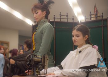 В Донецке открылась выставка «Ода женщине», где костюмы шили под обстрелами в ожидании воссоединения с Россией