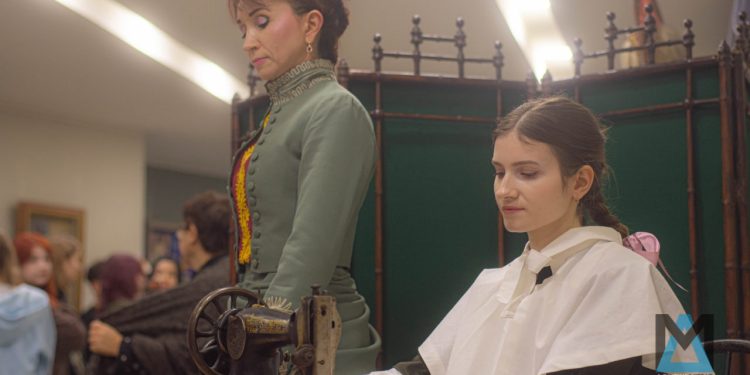 В Донецке открылась выставка «Ода женщине», где костюмы шили под обстрелами в ожидании воссоединения с Россией