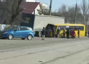 Четверо взрослых и ребенок пострадали в ДТП с автобусом в Мариуполе Четверо взрослых и ребенок пострадали в ДТП с автобусом в Мариуполе