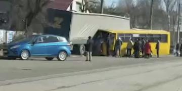 Четверо взрослых и ребенок пострадали в ДТП с автобусом в Мариуполе Четверо взрослых и ребенок пострадали в ДТП с автобусом в Мариуполе