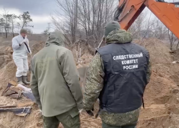 В ЛНР извлекают тела жертв украинской агрессии у поселка Лесная дача