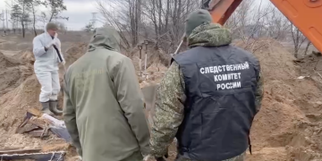 В ЛНР извлекают тела жертв украинской агрессии у поселка Лесная дача