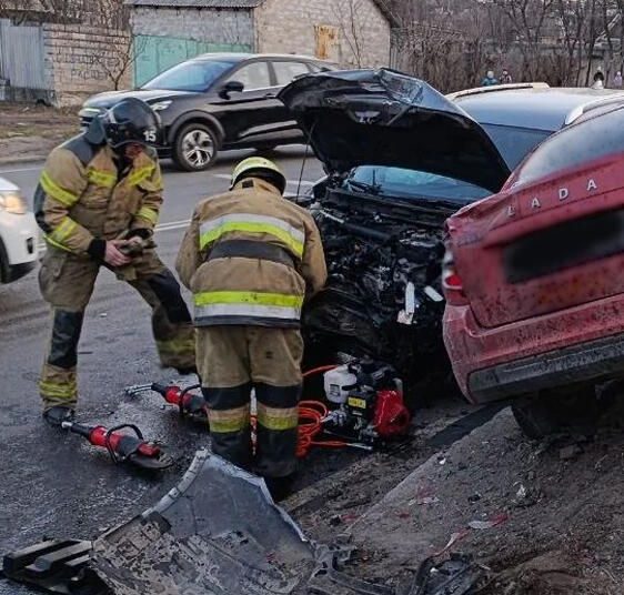 МЧС Макеевки спасли пострадавшего парня в ДТП