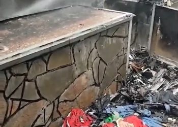 В Шахтёрске пожар уничтожил торговые ряды на рынке