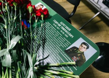 «Парту Героя» в Енакиевский гимназии посвятили земляку-космонавту Георгию Береговому