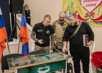 Восьмая «Парта Героя» появилась в Мариуполе в честь выпускника Романа Короткова