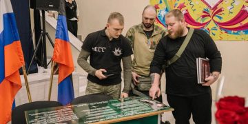 Восьмая «Парта Героя» появилась в Мариуполе в честь выпускника Романа Короткова