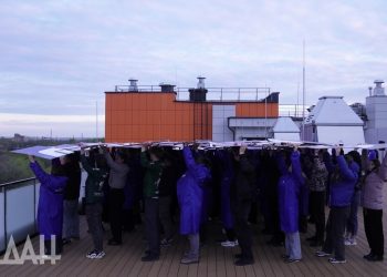 В Донецке появился живой портрет Прокофьева: молодогвардейцы устроили музыкальный флешмоб