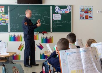 Огонь — не игра: росгвардеец научил детей в Донецке спасаться от пожара