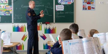 Огонь — не игра: росгвардеец научил детей в Донецке спасаться от пожара