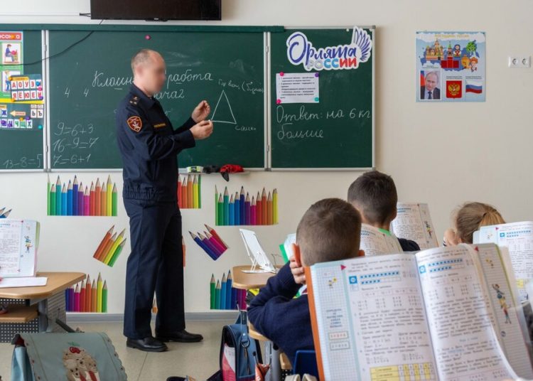 Огонь — не игра: росгвардеец научил детей в Донецке спасаться от пожара