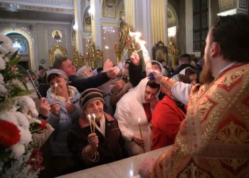 «Утешение всем дончанам»: Благодатный огонь прибыл в Донецк