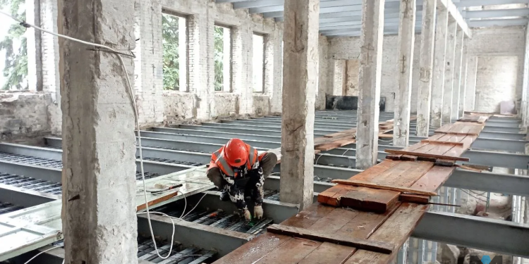 Дворец и творец: Москва помогает восстановить луганский ДК имени Ленина