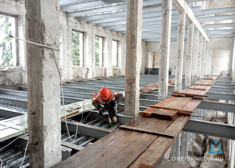 Дворец и творец: Москва помогает восстановить луганский ДК имени Ленина