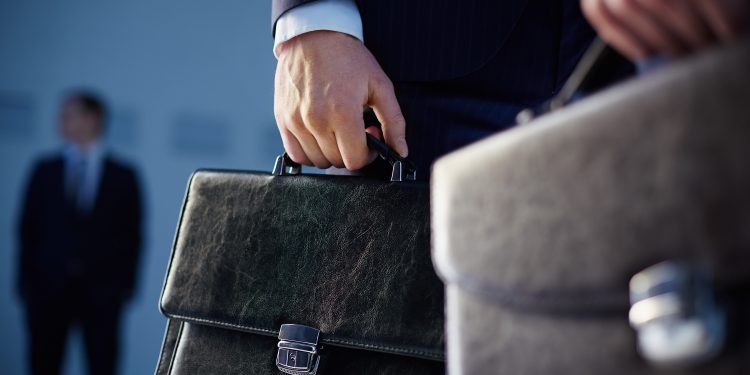 Можно ли госслужащему быть самозанятым и где проходить медосмотр? Отвечают юристы