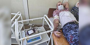 От сердца к сердцу: Сотрудники Росгвардии пополнили банк крови в Донбассе