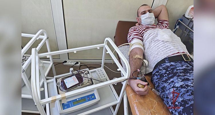 От сердца к сердцу: Сотрудники Росгвардии пополнили банк крови в Донбассе