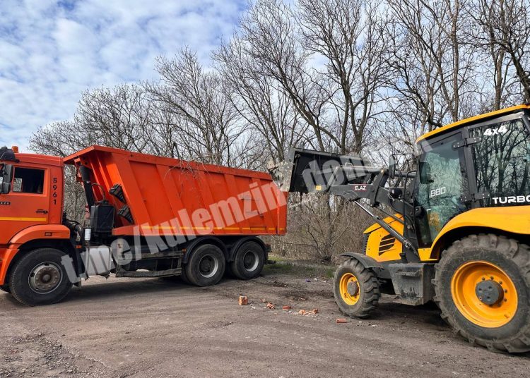 Москвичи помогли очистить прилегающие к кладбищам территории Донецка для подготовки к Пасхе
