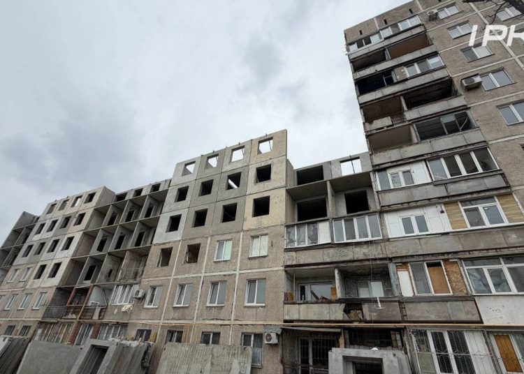 В Мариуполе восстанавливают дом со сложными разрушениями на улице Горловской