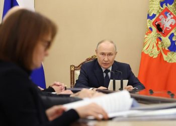Путин потребовал от кабмина и ЦБ объяснений из-за замедления роста экономики