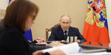 Путин потребовал от кабмина и ЦБ объяснений из-за замедления роста экономики