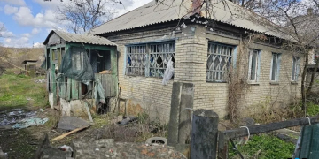 «Вытаскивали из-под обломков»: в Первомайске после ночной атаки украинских БПЛА госпитализирована пожилая женщина