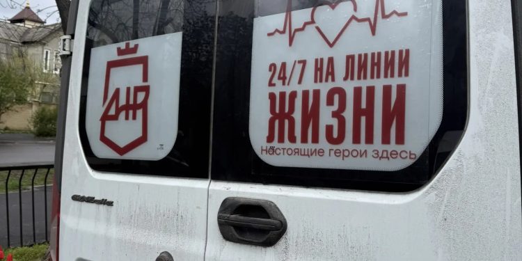 День Скорой помощи: студотряды украсили машины медиков тематическими наклейками