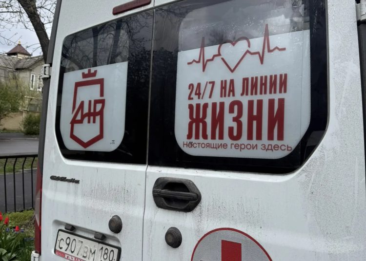 День Скорой помощи: студотряды украсили машины медиков тематическими наклейками