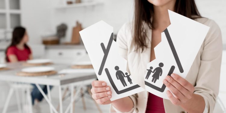 Муж за границей, ребенок дома: как добиться алиментов