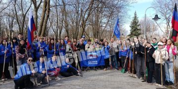 Донецк зеленеет: активисты высадили 300 растений и очистили берега города