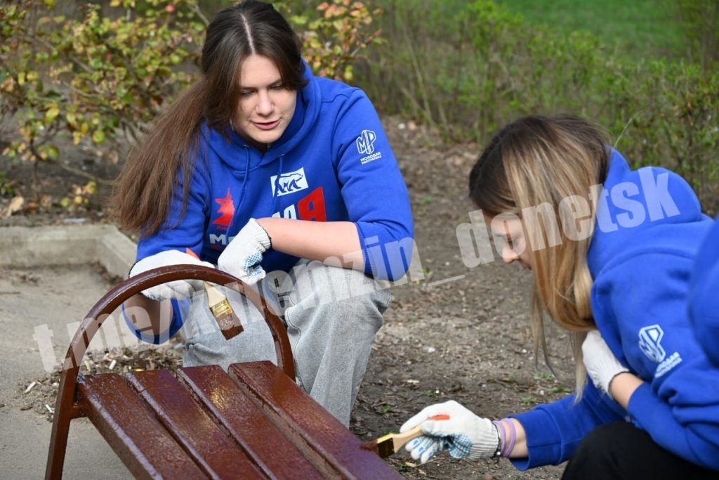 Донецк зеленеет: активисты высадили 300 растений и очистили берега города