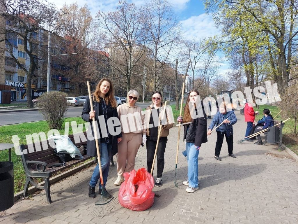 Донецк зеленеет: активисты высадили 300 растений и очистили берега города