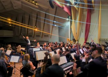 Столичный дирижер выступил в филармонии для сотрудников МВД