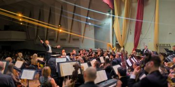 Столичный дирижер выступил в филармонии для сотрудников МВД