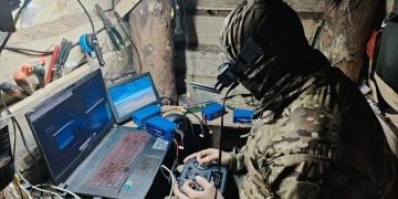 Воины «Центра» продавливают оборону киевских нацистов в Гришино, уничтожая немецкий «Leopard» в ходе денацификации