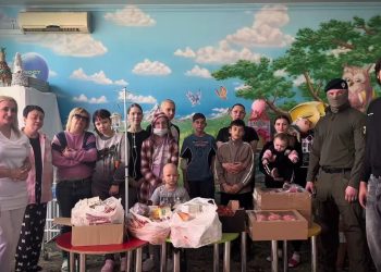 Росгвардейцы навестили детей в онкоцентре Донецка и передали гостинцы к Пасхе