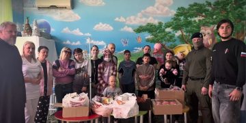 Росгвардейцы навестили детей в онкоцентре Донецка и передали гостинцы к Пасхе