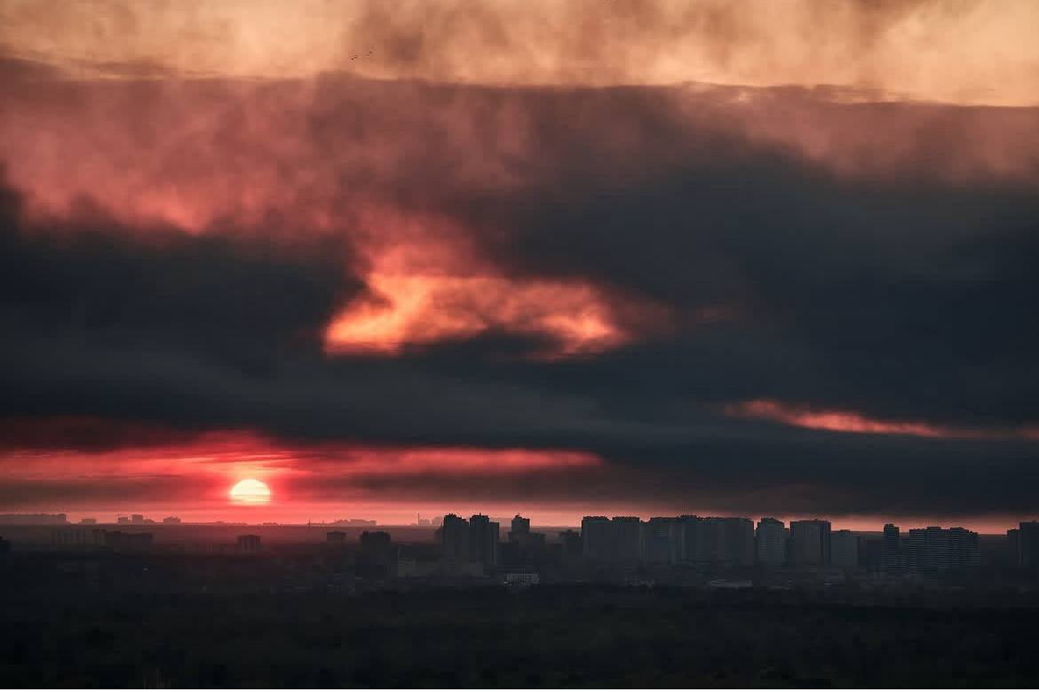 Чёрный смог Киевом: ВС РФ нанесли удары возмездия по скрытым арсеналам Украины