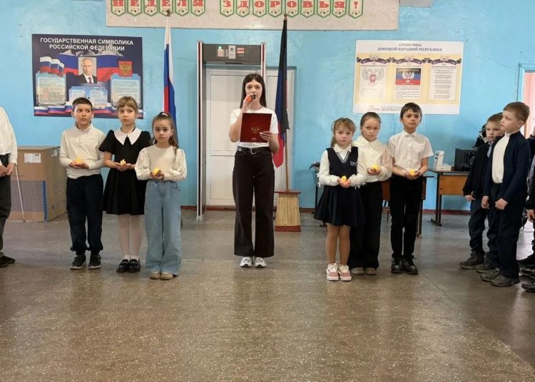 В Снежном почтили память жертв нацизма с помощью учебных материалов от московских специалистов