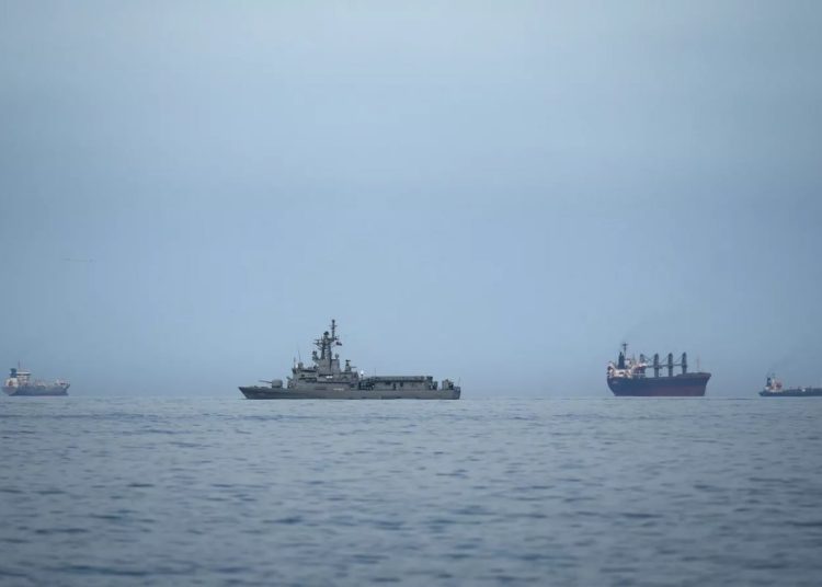 Ормузский пролив стал полем боя: Иран атаковал два танкера с нефтью