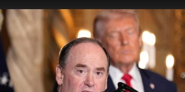 Бизнесмен без военного опыта не справился с флотом: глава ВМС США уволен