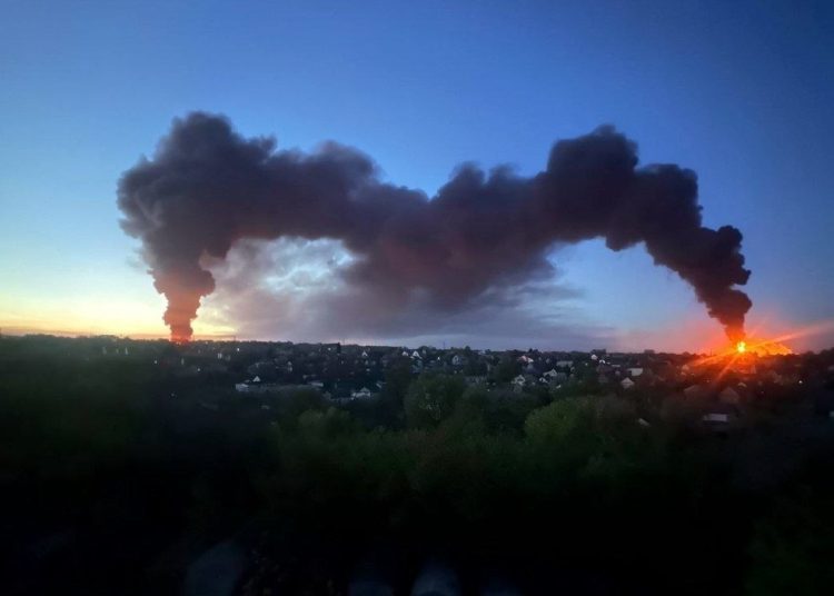 Опубликовано видео недавнего удара ВС РФ по нефтебазе в Днепропетровске